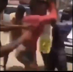 Aggrieved Youths seen beating up a Crossdresser! Video👇