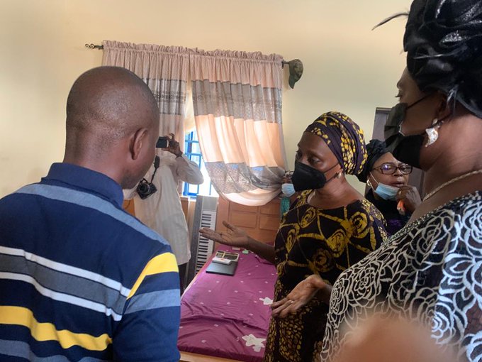 VP Osinbajo’s wife pays condolence visit to the family of late Alfred Olufade who died alongside Chief of Army Staff! Video