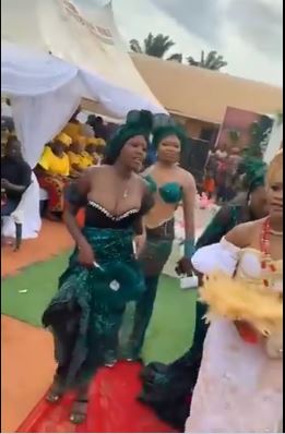 Bridesmaids big boobs Trending Watch Bridesmaid With Massive Breasts Steal The Show At Wedding Ceremony Video Naija Super Fans