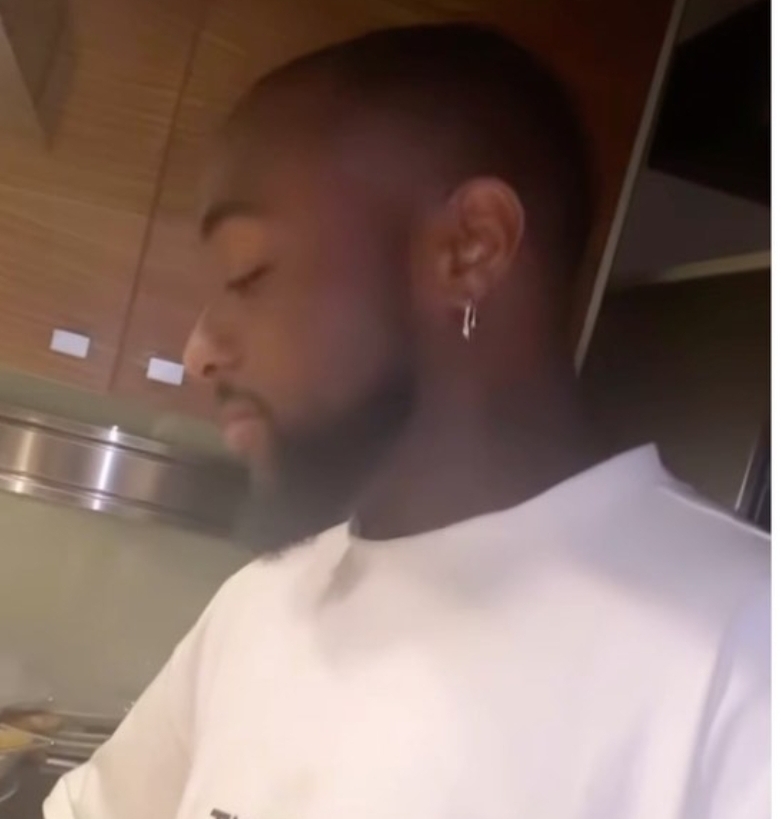 This is trial and error – Davido says as he is seen making a sumptuous meal 🤣! Video