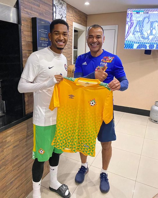 Brazilian legend Cafu receives Kwara United jersey (photo)