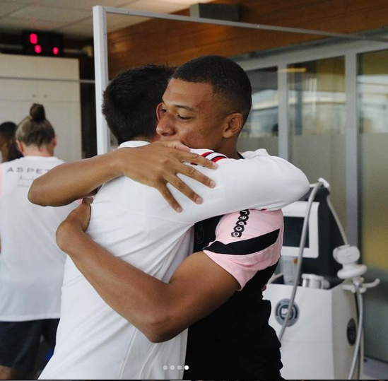 Kylian Mbappe welcomes Lionel Messi to PSG (photos)