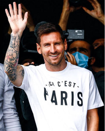 Lionel Messi arrives Paris to sign contract with PSG (video)