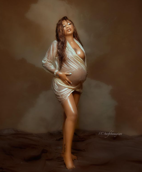 Popular socialite Toyin Lawani shows off her curves in maternity shoot (photos)