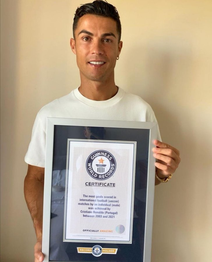 Cristiano Ronaldo receives Guinness World Record plaque after recent goals feat!
