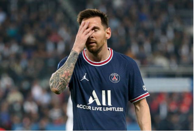 See how Lionel Messi reacted after being substituted in PSG’s 2-1 win against Lyon (video)