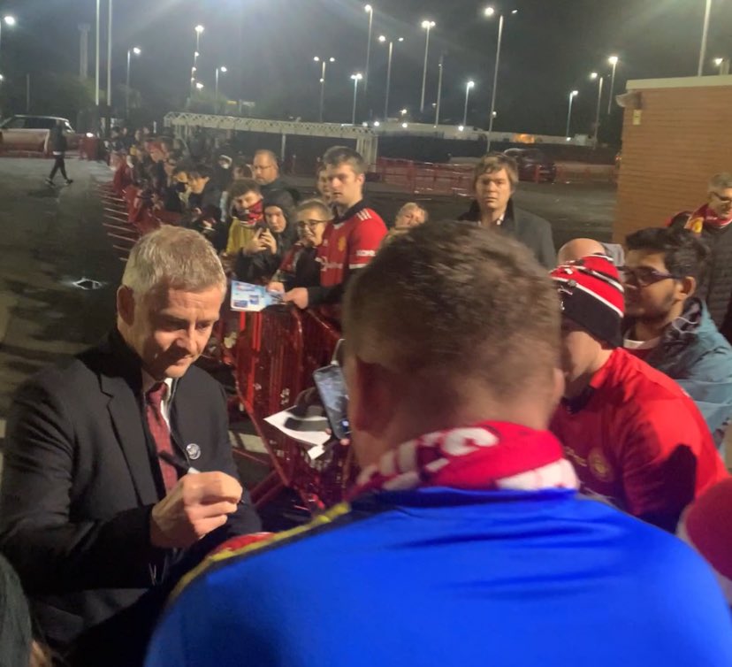 Despite losing 5-0 to Liverpool, See what Ole Gunnar Solskjaer did with Man Utd fans outside Old Trafford! Video! 1