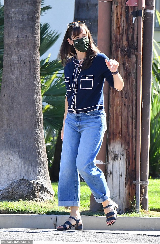 Jennifer Garner is the picture of casual-cool while hurrying to pick up her son Samuel from school