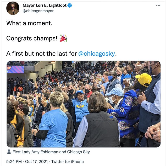 Chicago Mayor Lori Lightfoot ONLY person not wearing mask at baseball stadium while celebrating Cubs