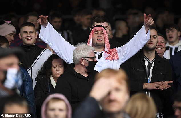 Newcastle REVERSE decision to ban Arab headdresses as fans dress up again in away match 1
