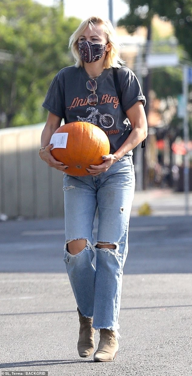 Malin Akerman is picture of all-American fashion in jeans and cowboy boots as she buys a pumpkin 1