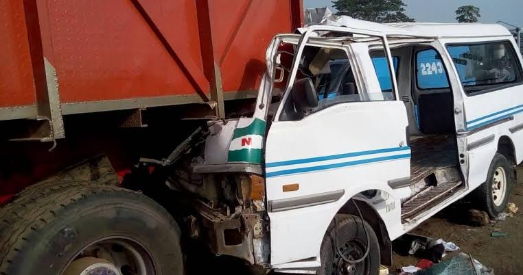 Two die, others injured as truck bumps into commercial bus on Lagos-Ibadan Expressway!