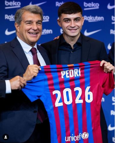 Barcelona sign Pedri to new contract with 1 billion euros release clause 2
