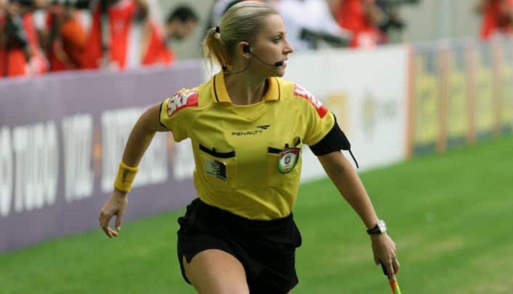 Meet Fernanda Colombo, the gorgeous female referee and journalist 2