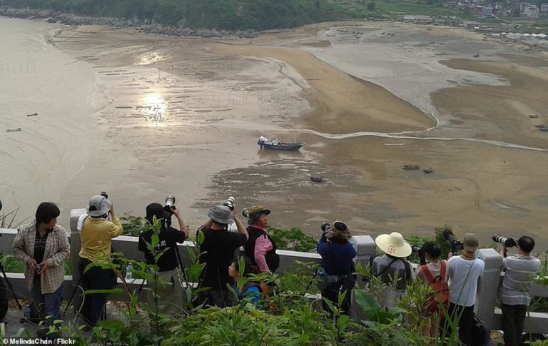 How Chinese villagers fake scenes for tourists desperate for photographs of a rural paradise