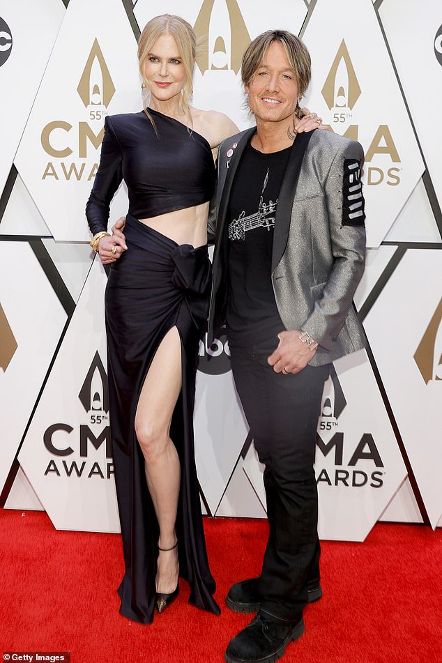 CMA Awards: Nicole Kidman, 54, flaunts incredible abs in a black gown