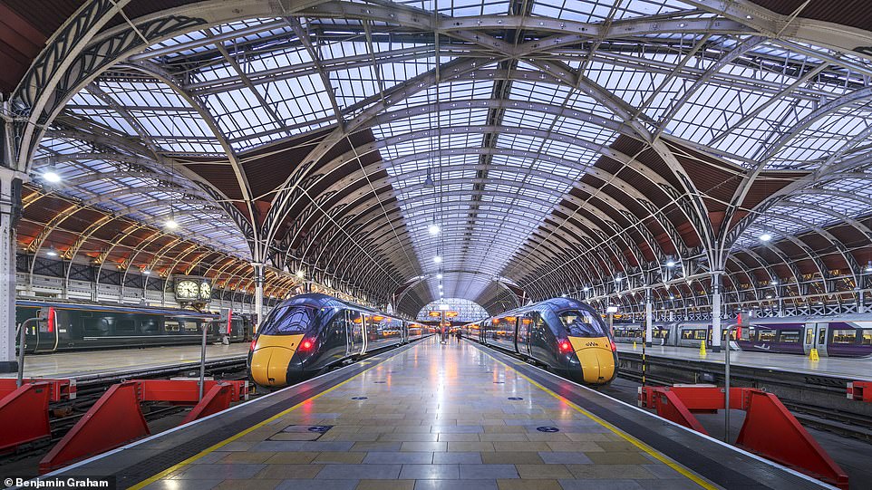 Glorious photographs reveal stunning views of London's greatest train stations 1