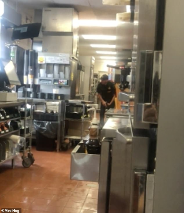 McDonald’s staff cower in kitchen during police stand-off with gunman in Florida [Video]