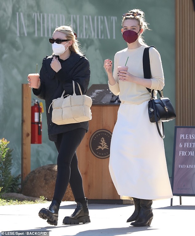 Dakota Fanning and sister Elle grab smoothies and do a little holiday shopping