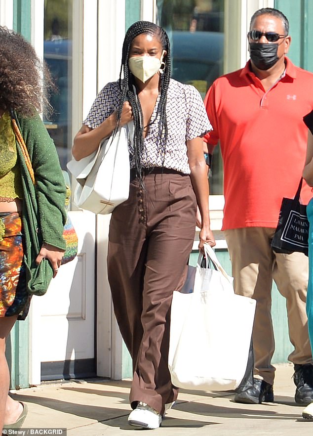 Gabrielle Union does a little Christmas shopping before a hike with Dwyane Wade on Hawaiian holiday 1