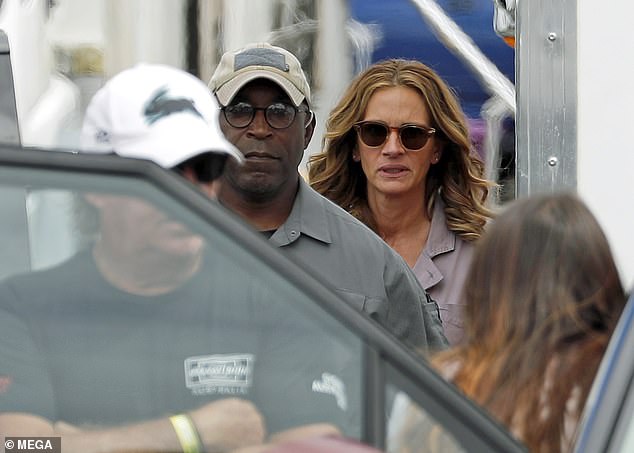 Julia Roberts looks stressed on the Queensland set of her film Ticket to Paradise