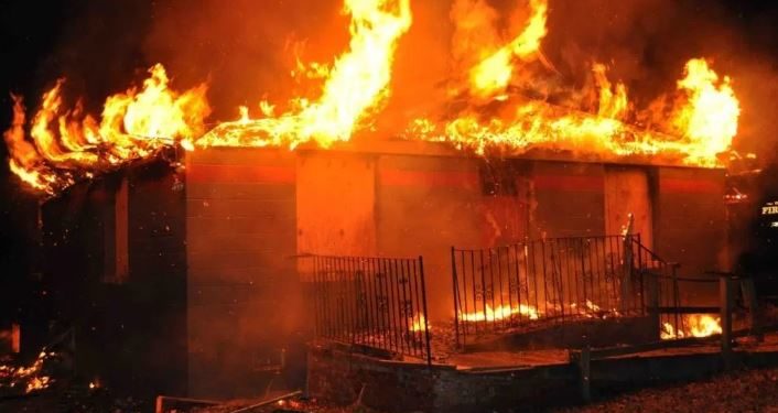"I have lost everything!" - Ebonyi trader laments after fire guts 50 Mile building, shops! 1