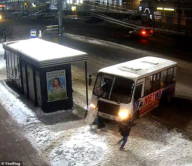 Bus skids off icy road and knocks down woman waiting at stop in Russian city [VIDEO] 1