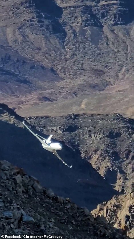 Incredible moment a PRIVATE JET roars through a narrow pass in California’s ‘Star Wars Canyon’