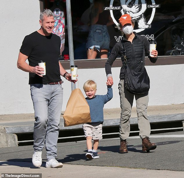 Renee Zellweger and Ant Anstead run errands in Laguna Beach with his two-year-old son Hudson 1