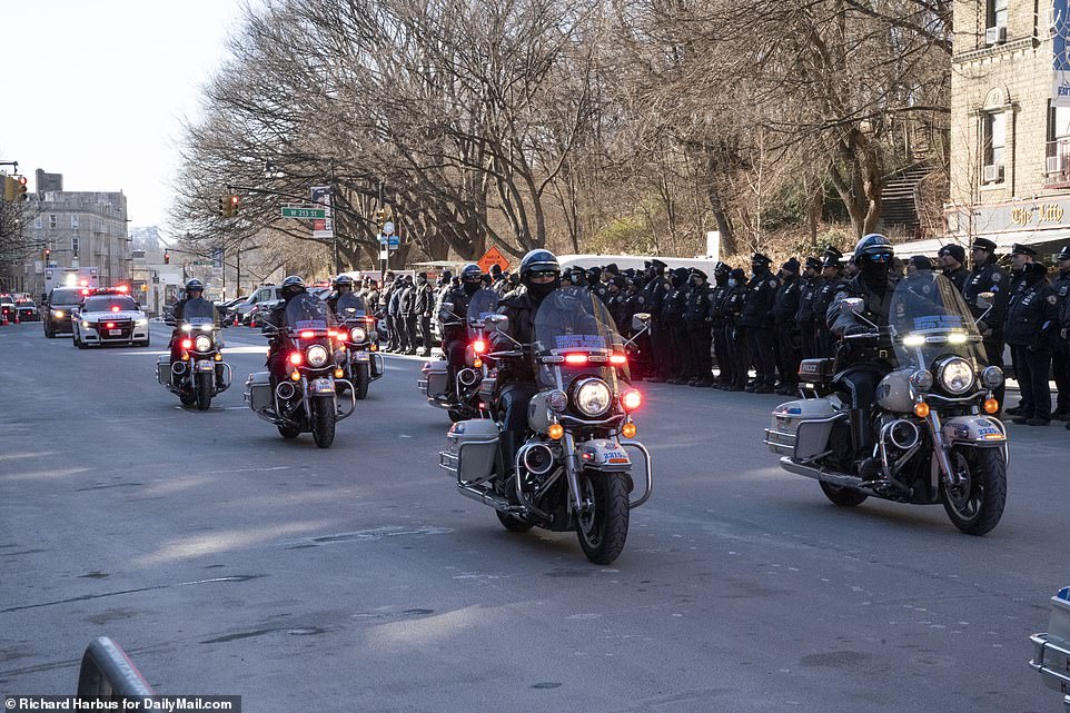 Hundreds of cops line the streets of Manhattan to salute body of fallen hero NYPD officer 1