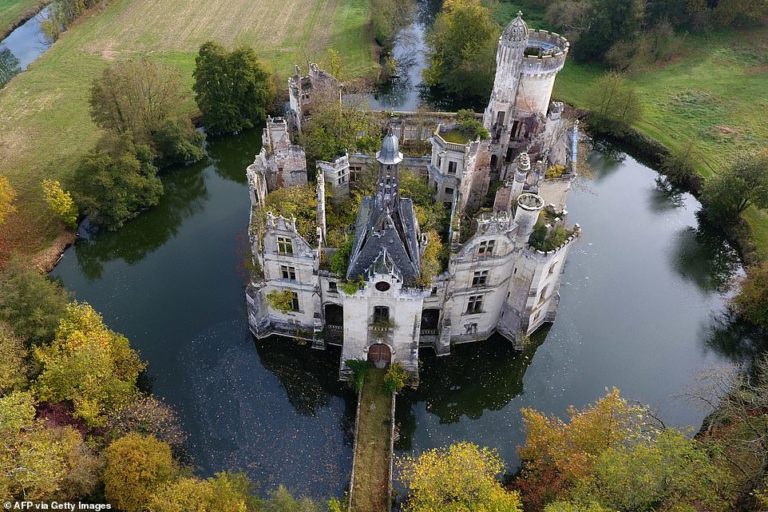 Fourteen enchanting castles top-rated on Tripadvisor, from Italy to Ireland 
