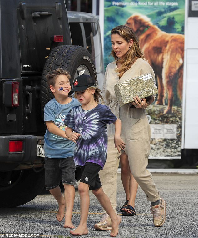 Elsa Pataky steps out to pick up pet food with her children in Byron Bay