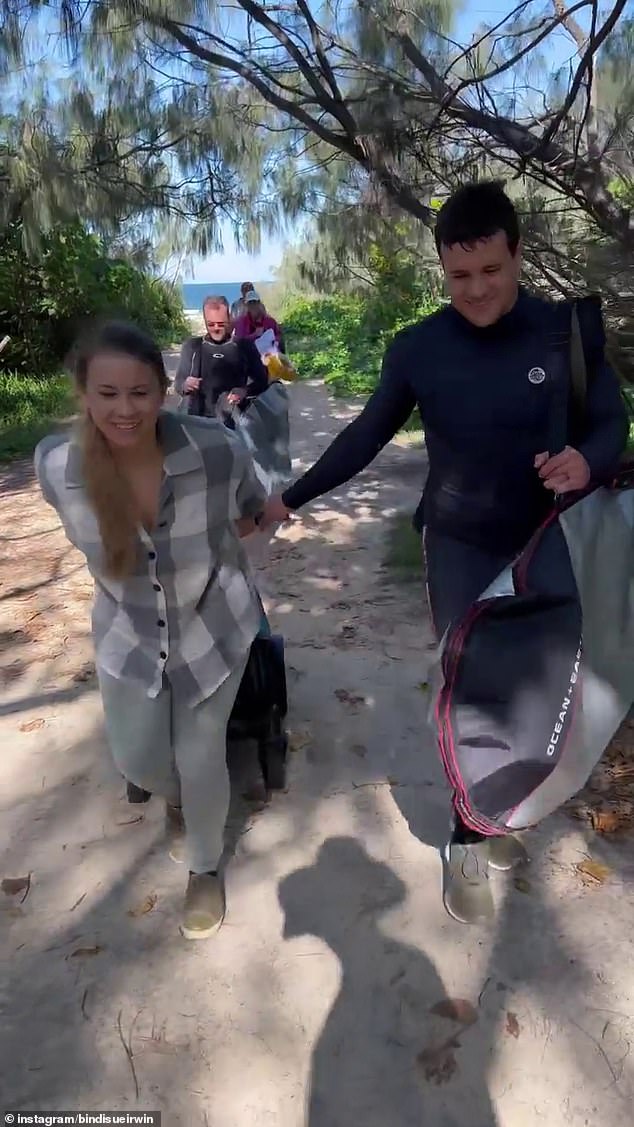 Bindi Irwin Grace Warrior enjoys a beach trip amd meets Chandler Powell’s family for the first time