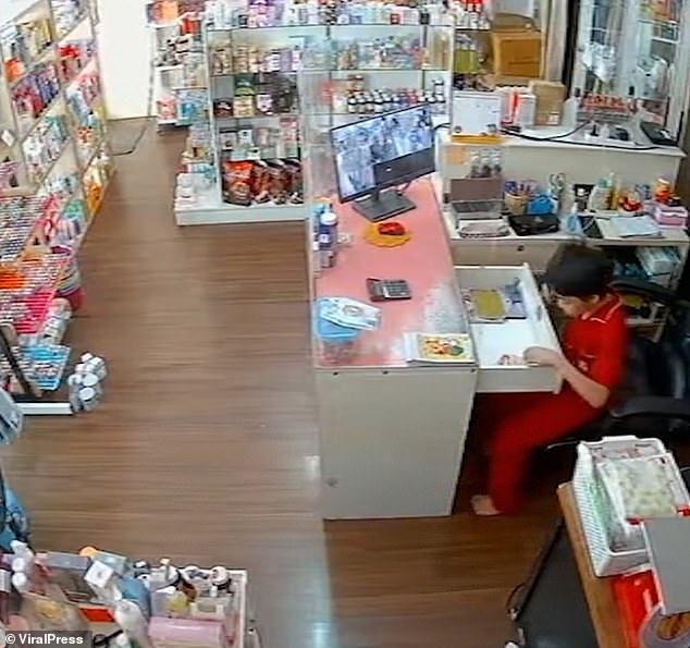 Moment naughty boy returns money he stole from cash register after spotting CCTV camera [Video]