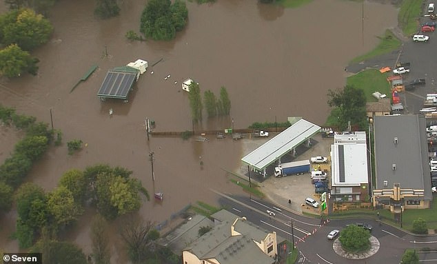 NSW floods: Sydneysiders warned to evacuate Camden less as rain breaks riverbanks