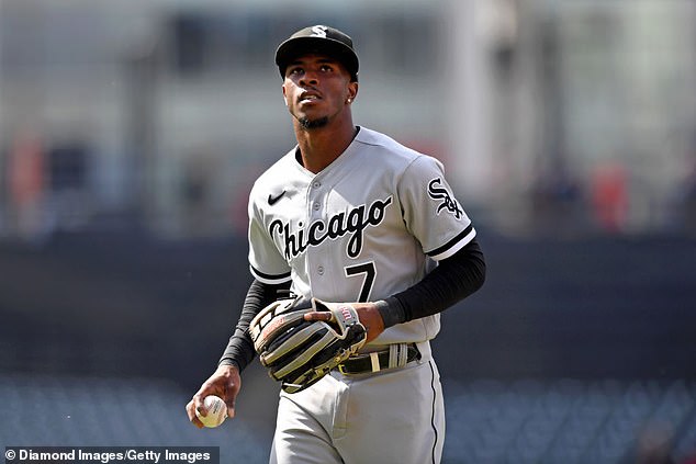 White Sox shortstop Tim Anderson is suspended one game for flipping off fans