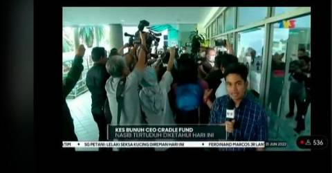 Netizens praise journalist for his composure despite scuffle in High Court (Video)